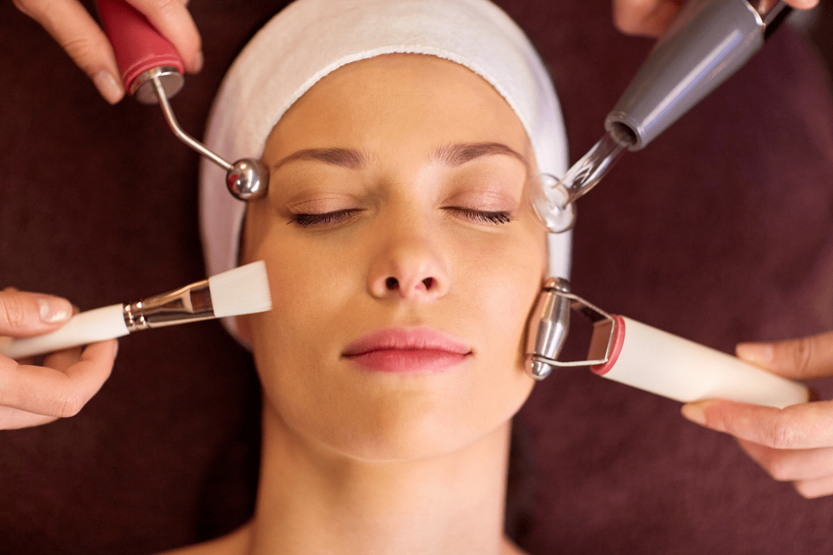 Stimulation faciale : comment fonctionne-t-elle vraiment ? - Skinolift